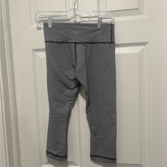 Lululemon Wunder Under Crop II (Roll Down)
Gingham Luon White Black Size 4. - Picture 6 of 7